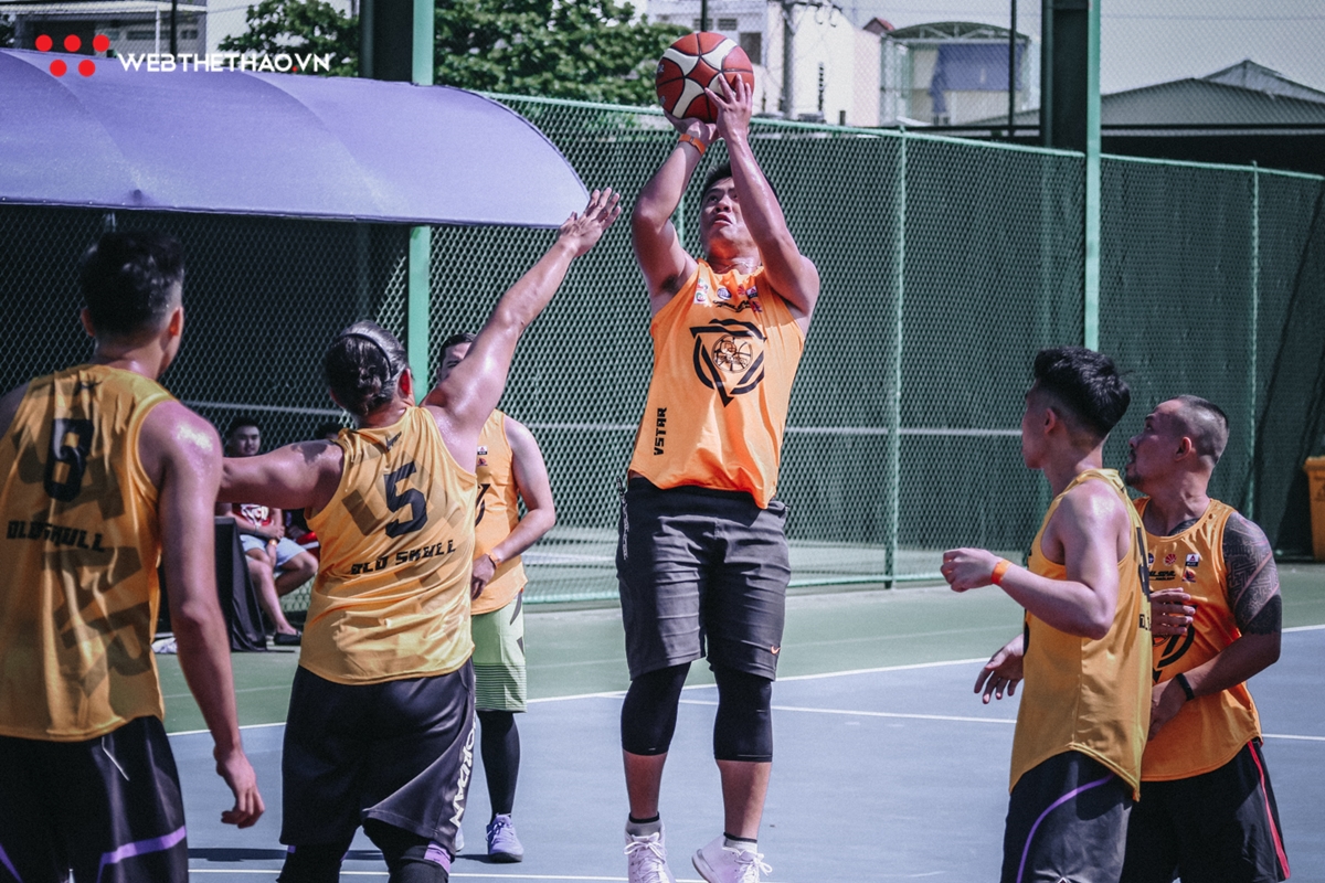 Khai mạc giải Bóng rổ 4x4 Vstar League 2019: Cháy hết mình cùng quả bóng cam bất chấp cái nắng chói chang Khai mạc giải Bóng rổ 4x4 Vstar League 2019: Cháy hết mình cùng quả bóng cam bất chấp cái nắng chói chang